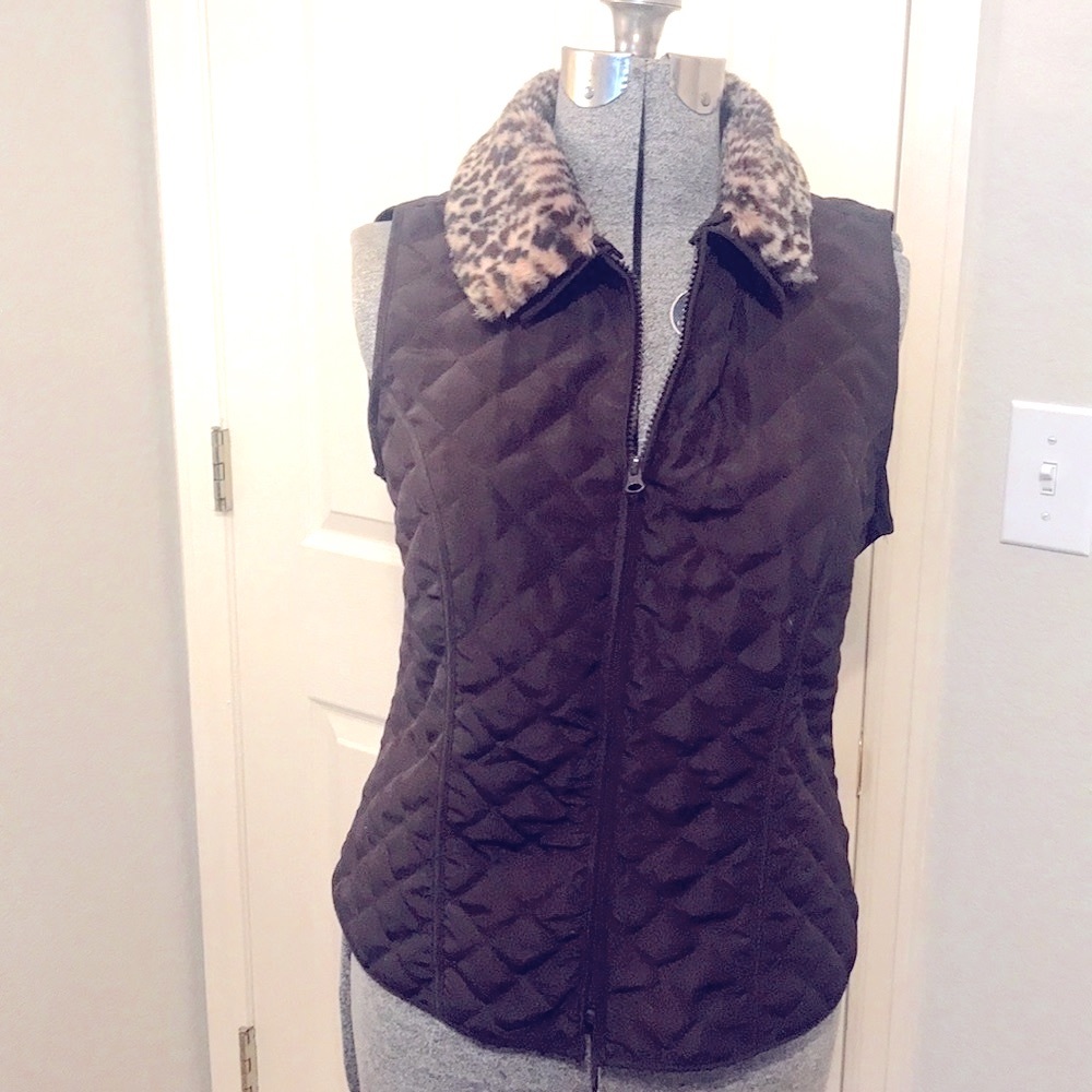 Cute quilted vest with detachable faux fur collar